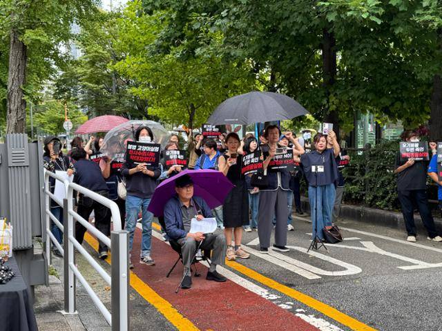 70여 개 동물단체가 모인 연대체 ‘실험동물 제도개혁을 위한 시민행동’이 19일 서울 여의도 국회 앞에서 집회를 열고, 유기동물이 불법 동물실험에 동원된 사건을 강력히 규탄했다. 독자 제공