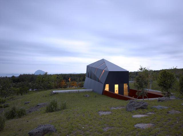 제주 서귀포시에 자리한 이타미 준이 설계한 두손 미술관. 김용관·마음산책 제공