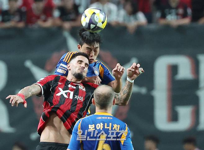 프로축구 '하나은행 K리그1 2025' 27라운드 FC서울과 울산HD의 경기가 24일 오후 서울 마포구 서울월드컵경기장에서 열렸다. 후반 둑스와 서명관이 공중볼을 다투고 있다. 상암=김민규 기자 mgkim1@edaily.co.kr /2025.08.24/