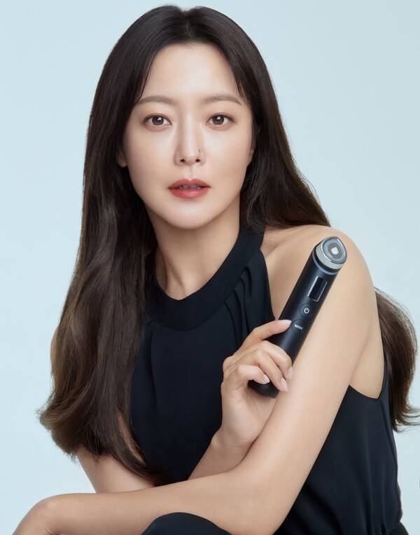 에이피알의 에이지알 부스터프로 모델 김희선 화보 컷. 에이피알 홈페이지 갈무리&nbsp;