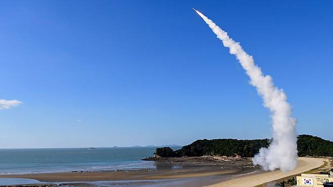 표적 향해 발사되는 천궁-Ⅱ 지대공유도탄 [연합뉴스/합동참모본부 제공]