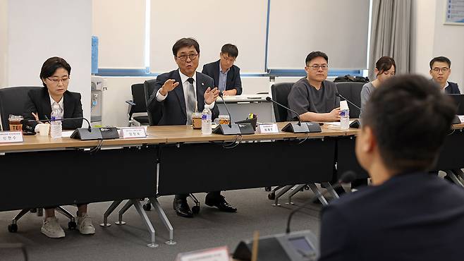 최휘영 장관, 만화·웹툰 분야 현장 간담회