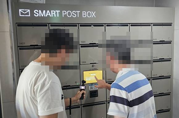 지난 5일 취재진이 경기 성남 위례자이더시티 신혼희망타운 행복주택을 방문해 스마트우편함 기능 테스트를 하고 있다. [사진=독자 제공]