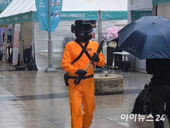 19일 판교역 광장에서 열린 'GXG 2025'에서 게임 캐릭터 복장을 한 코스튬 플레이어가 행사장을 지나고 있다. [사진=박정민 기자]