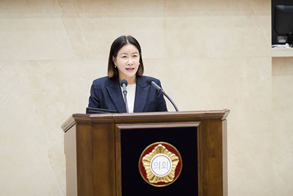 김희영 용인특례시의원이 19일 제295회 임시회 제3차 본회의에서 시정질문을 하고 있다. [사진=김희영 의원실]