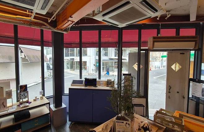 일본의 한 카페에 컵끼리가 설치된 모습 / 출처=나와