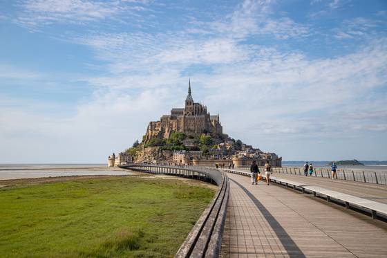 몽생미셸은 육지에서 약 500m 떨어진 갯바위 섬으로, 제방 도로를 통해 드나들 수 있다. 지역 주교가 미카엘 천사의 명령을 따라 교회를 지었다는 이야기가 전해온다.