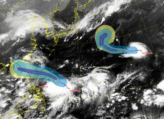 위성으로 본 3개의 태풍과 예상 이동경로. 기상청 제공