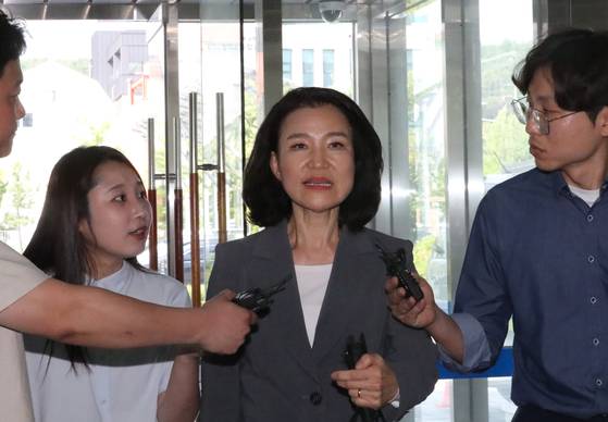 지난 7월 5일 대전MBC 사장 재임 시절 법인카드를 사적으로 유용했다는 의혹을 받는 이진숙 방송통신위원장이 대전 유성경찰서에 출석해 기자들의 질문을 받고 있다. 연합뉴스