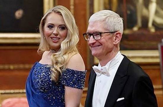 티파니 트럼프(왼쪽)와 팀 쿡 애플 CEO. 로이터=연합뉴스