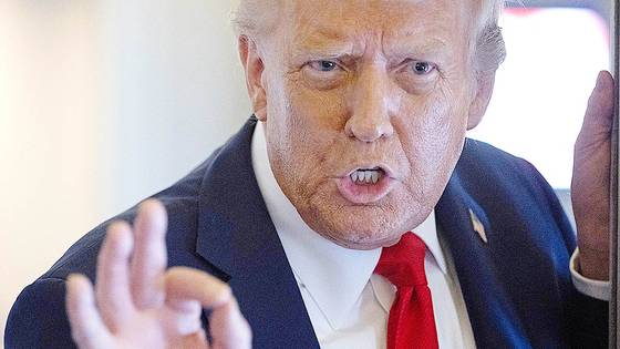 도널드 트럼프 미국 대통령이 18일(현지시간) 에어포스원을 타고 영국에서 미국으로 돌아오는 동안 기자들에게 말하고 있다. AFP=연합뉴스