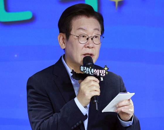 이재명 대통령이 19일 서울 마포구 구름아래 소극장에서 열린 2030 청년 소통·공감 토크콘서트에서 발언하고 있다. 연합뉴스