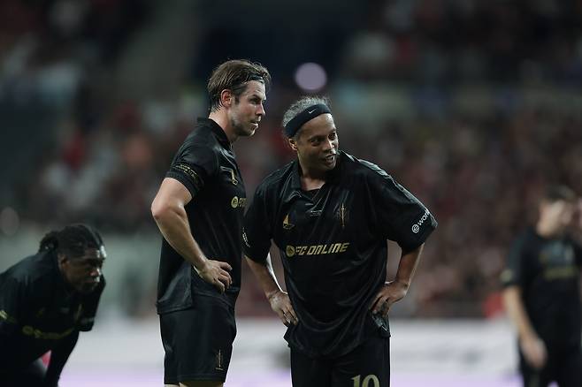 아이콘매치 창팀의 호나우지뉴(오른쪽)와 베일. [사진 넥슨]