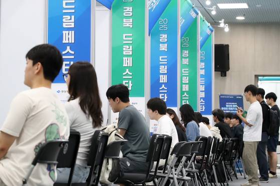 지난 9일 오후 경북 경산시 영남대 천마아트센터에서 열린 '2025 경북 드림페스타'를 찾은 취업준비생들이 업체 관계자와 취업상담을 하고 있다. 뉴스1