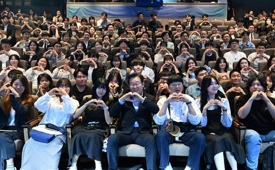 이재명 대통령이 19일 서울 마포 구름아래소극장에서 열린 2030 청년 소통·공감 토크콘서트에서 단체 기념촬영을 하고 있다. 대통령실사진기자단