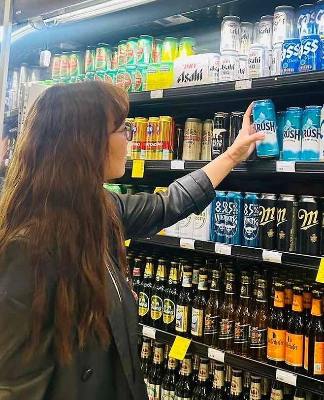 몽골 수도 울란바토르의 한 마트에서 소비자가 롯데칠성음료의 '크러시'를 고르고 있다. 롯데칠성음료 제공