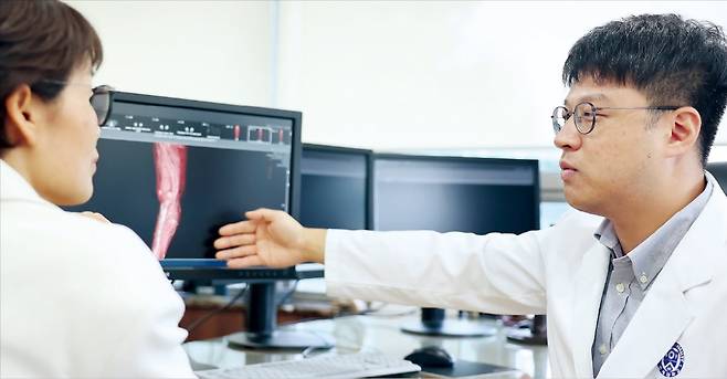 김정환 세브란스병원 심장혈관외과 교수가 하지정맥류 환자를 진료하고 있다.  세브란스병원 제공