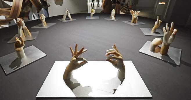 < 60일간의 대장정 > 충북 청주시 문화제조창에서 열리고 있는 2025 청주공예비엔날레 메인 전시장 모습. 역대 최대 규모로 최장 기간 열리는 이번 행사는 오는 11월 2일까지 이어진다.  /청주=이솔 기자