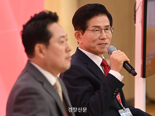 김문수 전 고용노동부 장관이 지난달 국회도서관에서 열린 당대표 선거 결선투표에서 사회자 질문에 답변하고 있다. 국회사진기자단