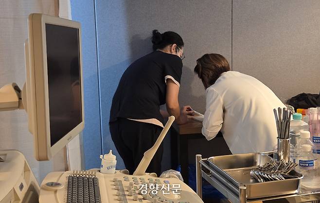 18일 서울 마포구에 있는 ‘나는봄’ 센터 진료실에서 활동가들이 대화하고 있다. 우혜림 기자