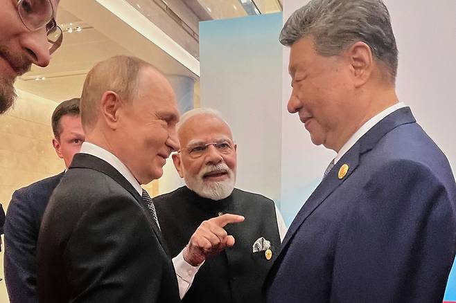 Russian President Vladimir Putin, from left, Indian Prime Minister Narendra Modi and Chinese President Xi Jinping talk ahead of the Shanghai Cooperation Organization summit at the Meijiang Convention and Exhibition Center in Tianjin, China, Monday, Sept. 1, 2025. [AP/YONHAP]