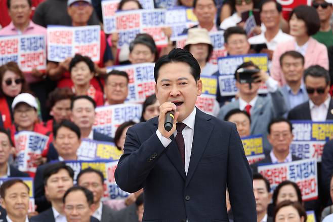 장동혁 국민의힘 대표가 지난 12일 서울 여의도 국회 본청 앞 계단에서 열린 '야당 탄압 독재정치 규탄 대회'에서 발언하고 있다. 연합뉴스