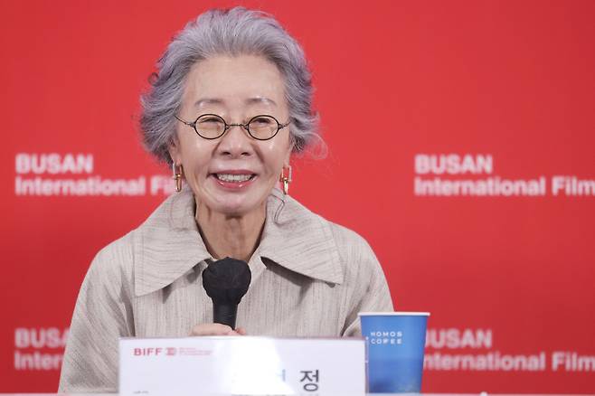 배우 윤여정이 19일 부산 해운대구 영화의전당에서 열린 제30회 부산국제영화제(BIFF) '결혼 피로연' 기자간담회에서 질문을 듣고 있다. 연합뉴