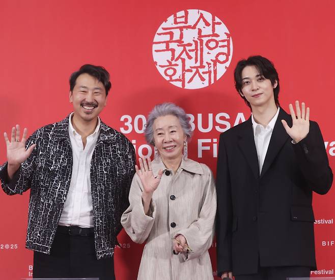 19일 부산 해운대구 영화의전당에서 열린 제30회 부산국제영화제(BIFF) '결혼 피로연' 기자간담회에서 배우들과 감독이 포즈를 취하고 있다. 왼쪽부터 앤드루 안 감독, 윤여정, 한기찬. 연합뉴스