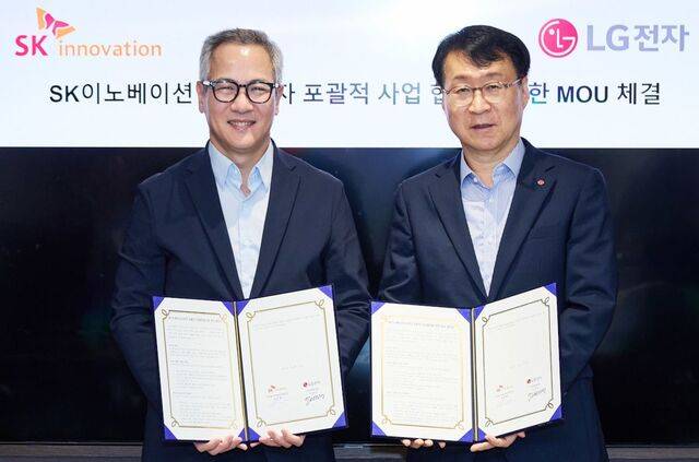 이재성 LG전자 ES사업본부장 부사장(오른쪽)과 김무환 SK이노베이션 에너지설루션 사업단장이 지난 17일 서울 종로구 SK서린빌딩에서 'AI 데이터센터 에너지-냉각 통합 설루션 공동개발 및 사업화'를 위한 업무협약(MOU)을 체결한 뒤 기념 촬영하고 있다. 연합뉴스