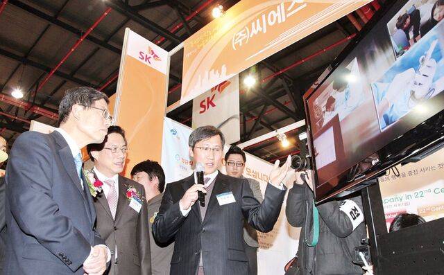 전국경제인연합회(한국경제인협회 전신)가 2010년 11월 서울 강남구 무역전시컨벤션센터에서 개최한 ‘동반성장을 위한 협력기업 채용박람회’에서 김황식(왼쪽 첫번째) 당시 국무총리가 박람회장을 둘러보고 있다. 한경협은 다음 달 21일 15년 만에 상생협력 채용박람회를 개최한다. 한경협 제공