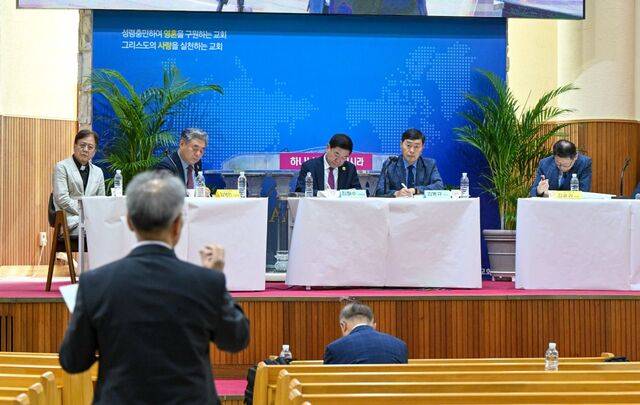 한 목회자가 지난 2일 충남 천안남산교회에서 열린 기감 장정개정위원회 주최 공청회에서 개정안에 대해 질의하고 있다. 국민일보DB