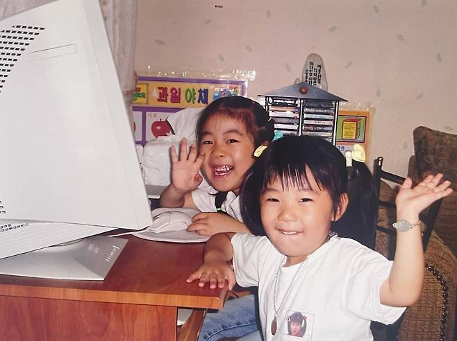 최 원장의 두 딸이 어린 시절 아빠의 컴퓨터 모니터를 보며 큐티하는 모습. 최 원장 제공