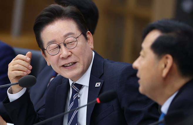 이재명 대통령이 지난 16일 정부세종청사에서 열린 국무회의에서 구윤철 경제부총리 겸 기획재정부 장관과 대화하고 있다. 연합뉴스