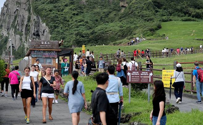 19일 오후 제주 서귀포시 성산일출봉에 외국인 관광객들이 찾아와 기암절경을 감상하고 있다. 지난해 1300만명이 넘는 관광객이 제주를 찾았다. 뉴시스