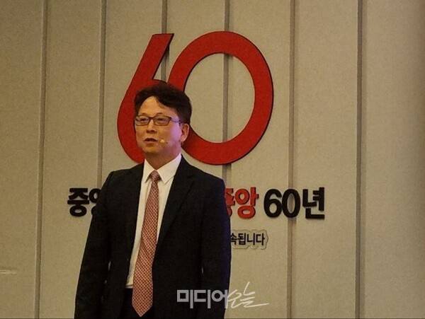 ▲김영훈 중앙일보 모바일서비스총괄이 지난 17일 서울 중구 롯데호텔에서 열린 '중앙일보 창간 60주년 글로벌 미디어 컨퍼런스'에서 발표하는 모습. 사진=박서연 기자