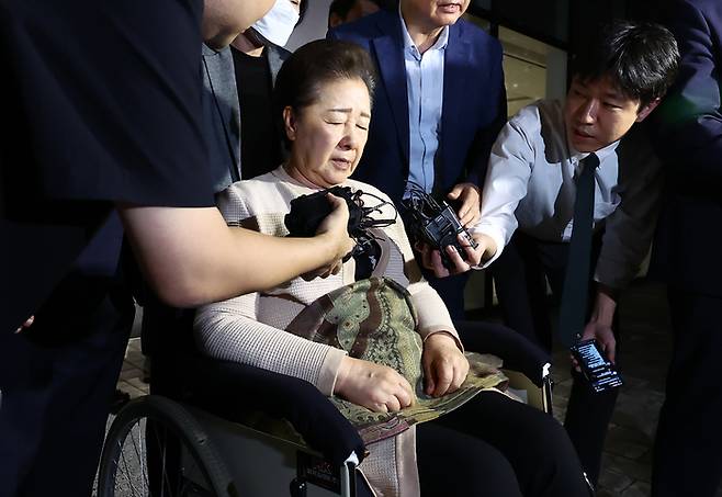 불법 정치 자금 제공 혐의를 받는 한학자 통일교 총재가 17일 오후 서울 종로구 김건희 특검팀(특별검사 민중기) 사무실에서 나오며 취재진 질의에 답하고 있다. [사진 뉴스1]