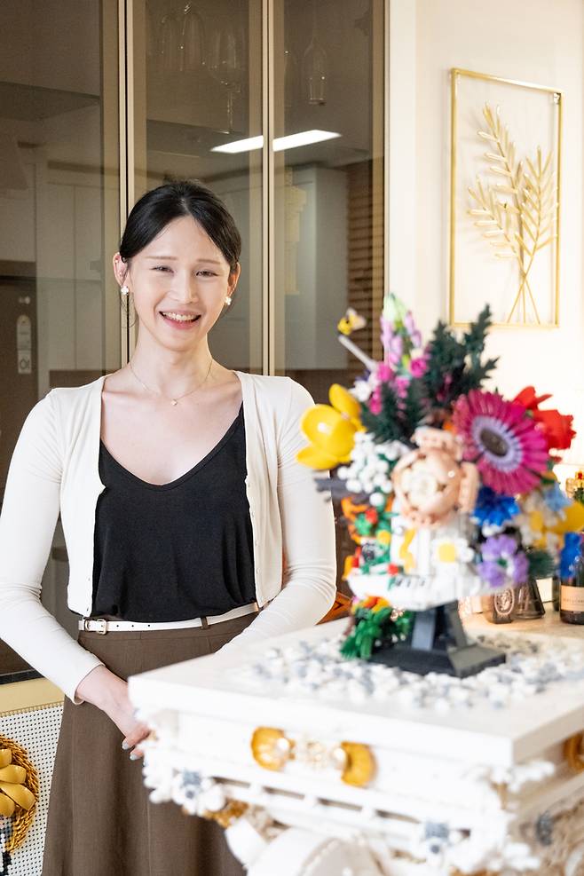 작품 ‘신의 입성’ 앞에 선 선지우 레고그룹 디자이너 / 사진=조형주 여행+ PD