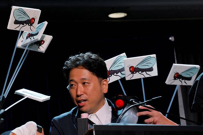 18일(현지시간) 열린 제35회 이그노벨상 시상식에서 소와 말파리 연구로 생물학상을 받은 고지마 도모키 연구원이 소감을 발표하고 있다. 로이터연합뉴스