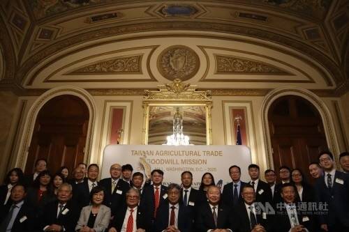 미국 연방의회 의사당에서 기념 촬영을 하는 대만 농산물 구매 방문단. [사진 = 대만 중앙통신사 캡처]