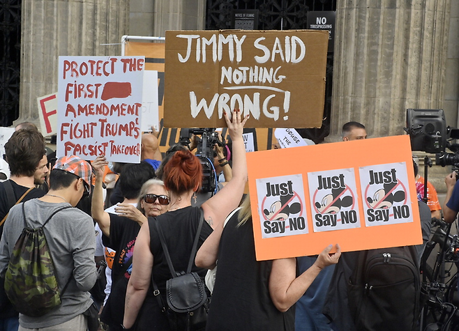 18일(현지시간) ABC방송 유명 토크쇼 ‘지미 키멀 라이브’의 녹화 장소인 미국 로스앤젤레스(LA) 소재 엘캐피탠 엔터테인먼트센터 앞에 모인 시민들이 “지미는 잘못이 없다” 등의 팻말을 들고 시위를 벌이고 있다. 전날 ABC방송은 찰리 커크 암살 사건을 정치적으로 이용한다고 지적한 토크쇼 진행자 지미 키멀의 발언에 대해 미국 미디어 당국이 면허 취소 위협을 가하자 프로그램 방영 중단을 결정했다. [UPI = 연합뉴스]