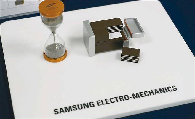 삼성전기가 인공지능(AI) 서버, 전장(차량용 전기·전자 장비) 등 소위 ‘더블에이(AA)’ 시장을 겨냥해 적층세라믹콘덴서(MLCC) 사업 포트폴리오 확대를 가속화하고 있다. (삼성전기 제공)