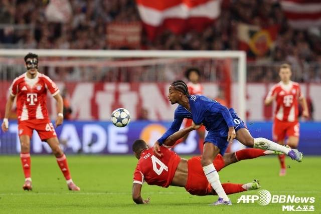 엔조 마레스카는 다른 이유로 분노했다. 콜 파머의 득점 과정에서 나온 요나탄 타의 ‘레슬링’에 대한 분노였다. 그는 타가 퇴장을 당했어야 했다고 주장했고 이로 인해 경고까지 받았다. 사진(뮌헨 독일)=AFPBBNews=News1