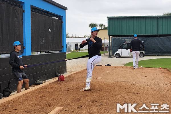 고우석이 불펜 마운드에서 투구 동작을 가다듬고 있다. 사진(美 주피터)= 김재호 특파원
