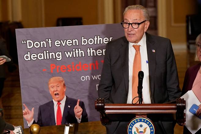 척 슈머 미국 민주당 원내대표가 16일(현지시간) 워싱턴 의회의사당에서 "민주당을 상대할 필요 없다"는 도널드 트럼프 대통령 발언이 적힌 카드를 보이며 발언 중이다./로이터=뉴스1