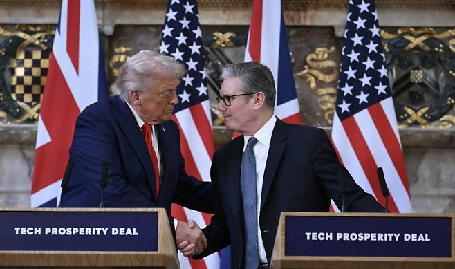 도널드 트럼프 미국 대통령(오른쪽)과 키어 스타머 영국 총리가 18일(현지시간) 영국 총리의 공식 별장 체커스에서 정상회담 후 공동 기자회견을 하고 있다. /AFPBBNews=뉴스1