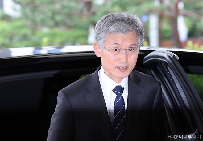 [서울=뉴시스] 김진아 기자 = 조희대 대법원장이 19일 오전 서울 서초구 대법원으로 출근하고 있다. 2025.09.19. bluesoda@newsis.com /사진=김진아