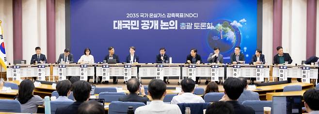 김성환 환경부 장관이 19일 서울 영등포구 국회의원회관에서 열린 ‘2035 국가 온실가스 감축목표(NDC) 대국민 공개 토론회’에 참석해 패널들과 함께 의견을 나누고 있다. (사진=환경부 제공) 2025.09.19. photo@newsis.com *재판매 및 DB 금지 /사진=뉴시스