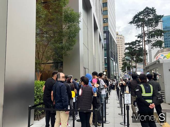 19일 오전 7시 20분 명동 애플 매장 앞 전경/ 사진=한채연 기자