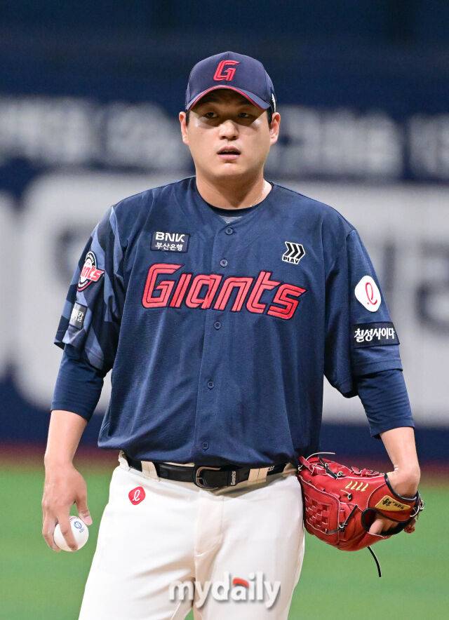 2025년 8월 2일 오후 서울 고척스카이돔에서 열린 '2025 신한 SOL뱅크 KBO 리그' 롯데 자이언츠와 키움 히어로즈의 경기. 롯데 선발투수 나균안이 1회말 2실점 한 뒤 아쉬워하고 있다./마이데일리