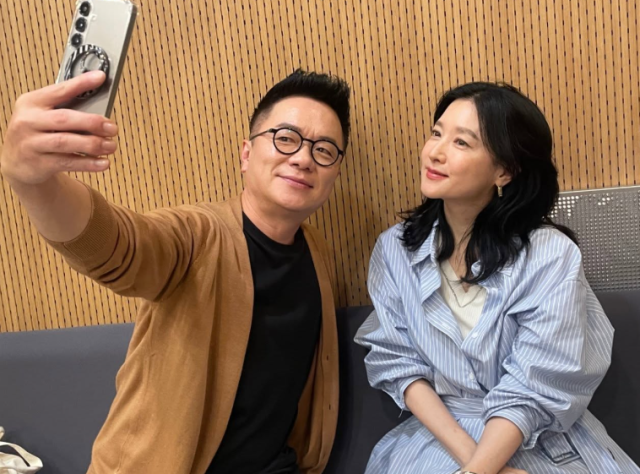 이영애가 지난 18일 방송된 SBS 파워FM '두시탈출 컬투쇼'에 게스트로 출연했다. 왼쪽은 DJ 김태균./이영애 소셜미디어